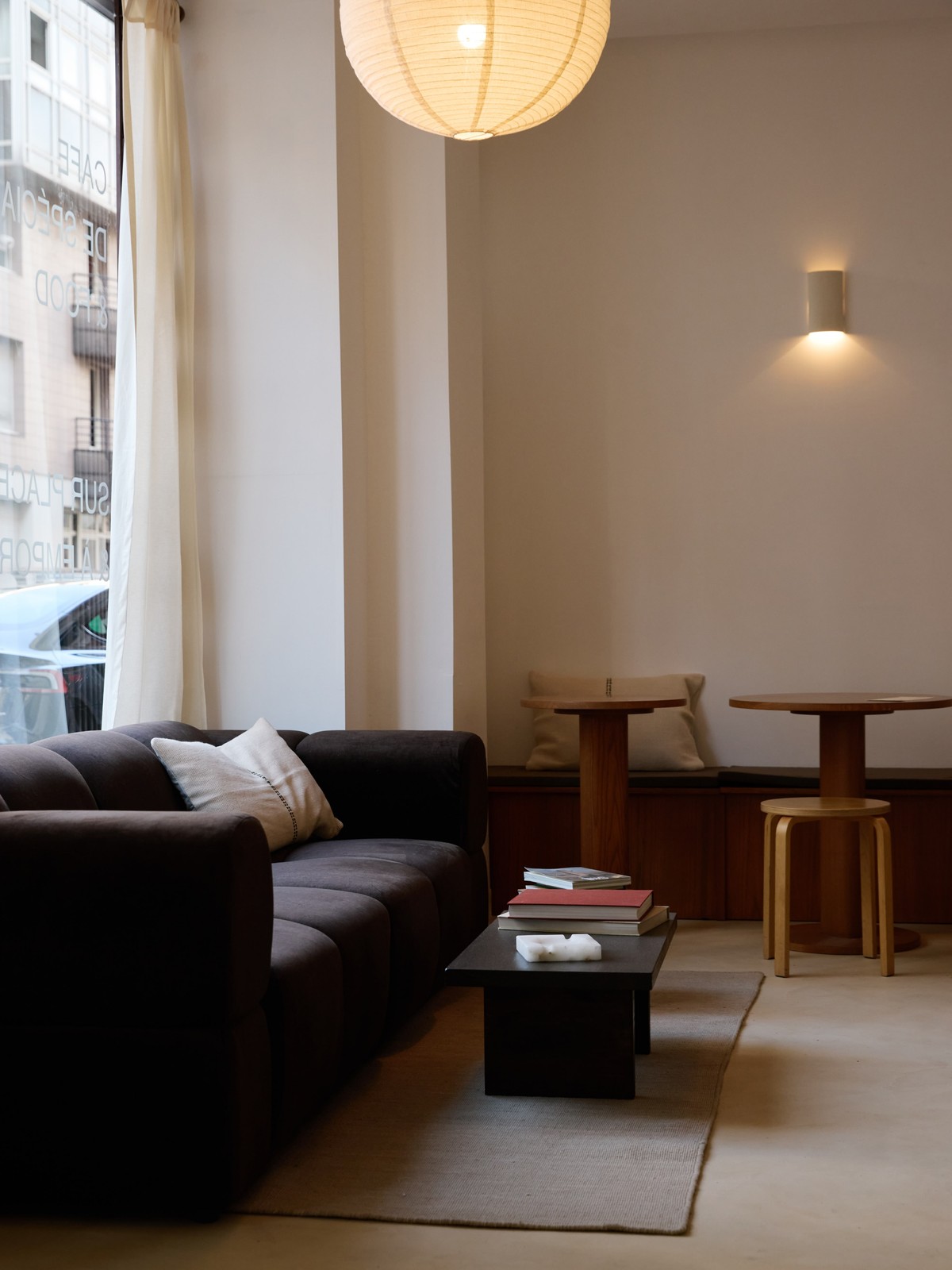 Le nouvel espace salon avec le grand canapé chocolat et suspension lanterne