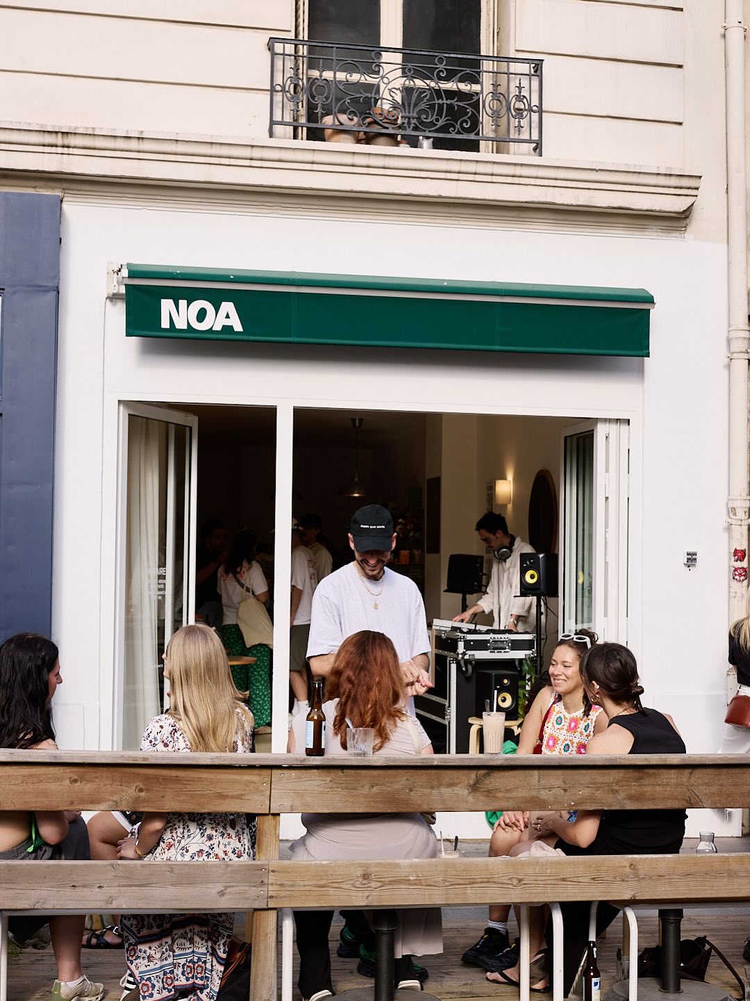 Devanture, store vert et terrasse de NOA Café au 6 rue Mélingue