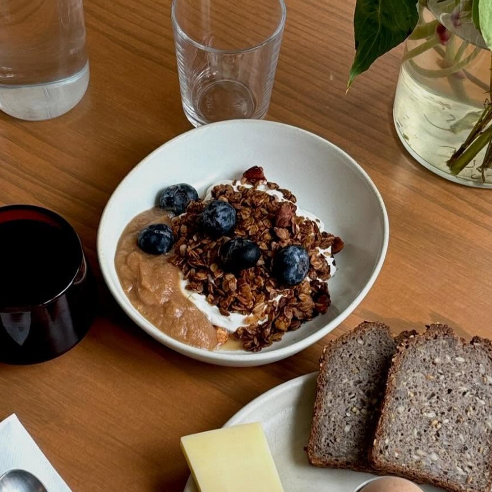 Granola maison toasté avec yaourt onctueux, compote et myrtilles fraîches