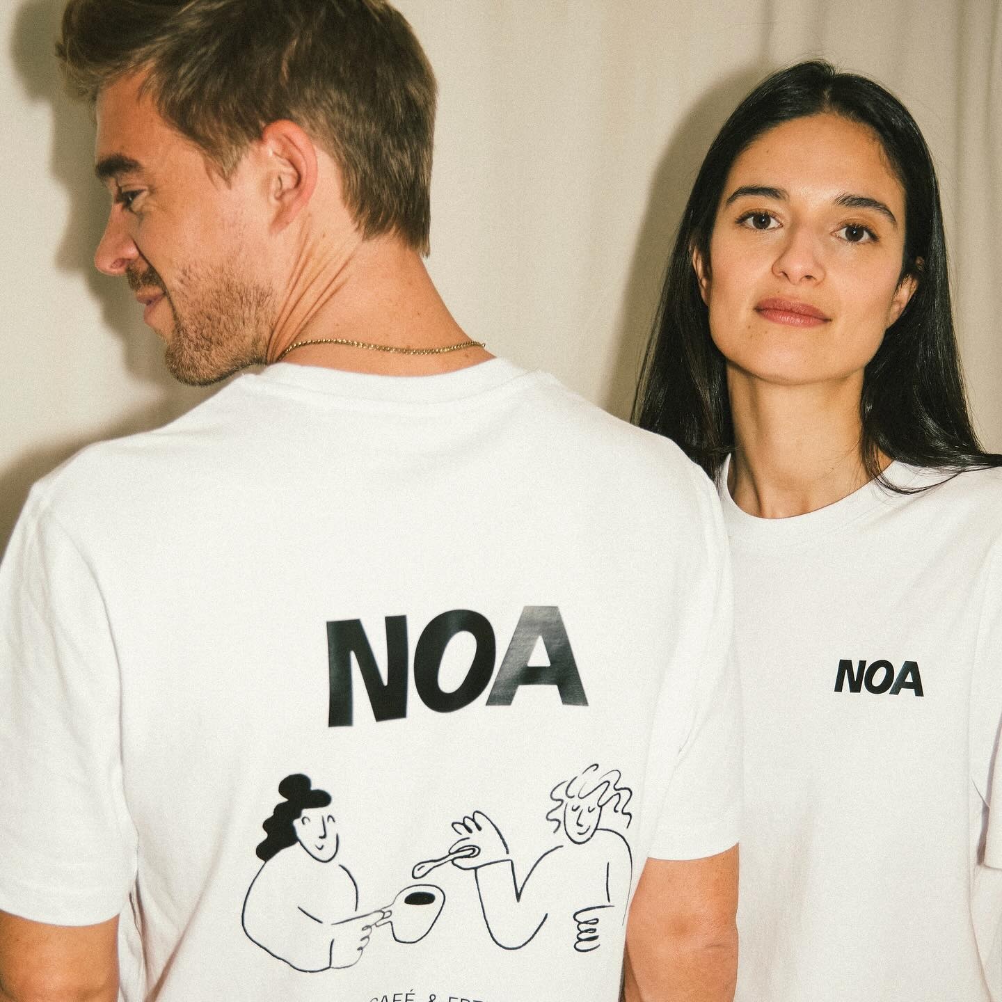 Le Merch officiel NOA Café, t-shirts coton bio et casquettes