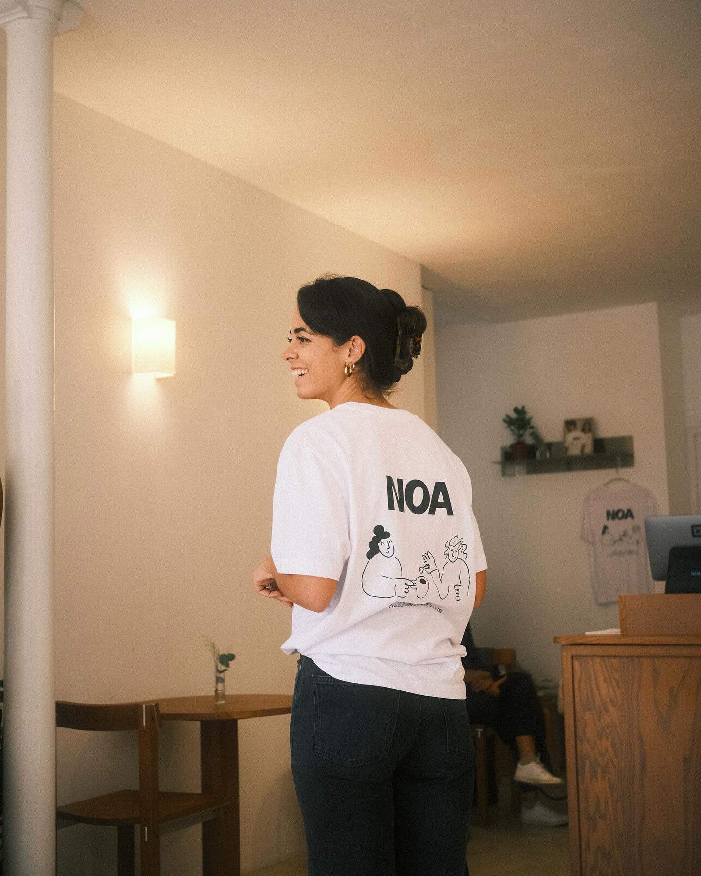Noémie, fondatrice de NOA Café, au comptoir